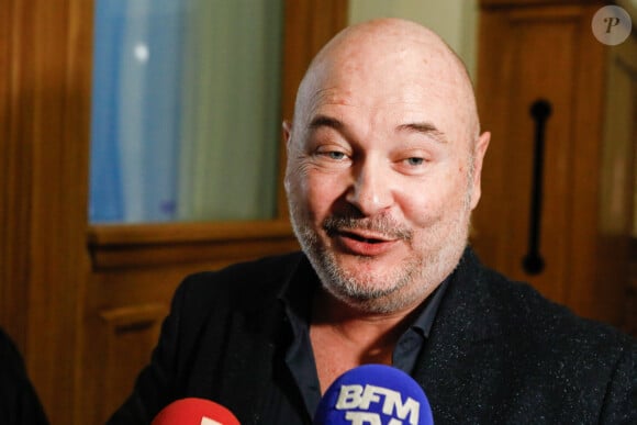 Suspendu de l'antenne après une enquête pour viol, Sébastien Cauet réclame en justice son retour sur NRJ au tribunal de commerce de Paris, France, le 18 mars 2028. L'animateur de radio a assigné la station en justice pour exiger son retour sur les ondes. L'animateur, suspendu depuis novembre dernier de l'antenne de NRJ, fait désormais l'objet d'au moins 5 plaintes pour viol ou agression sexuelle. © Christiophe Clovis/Bestimage