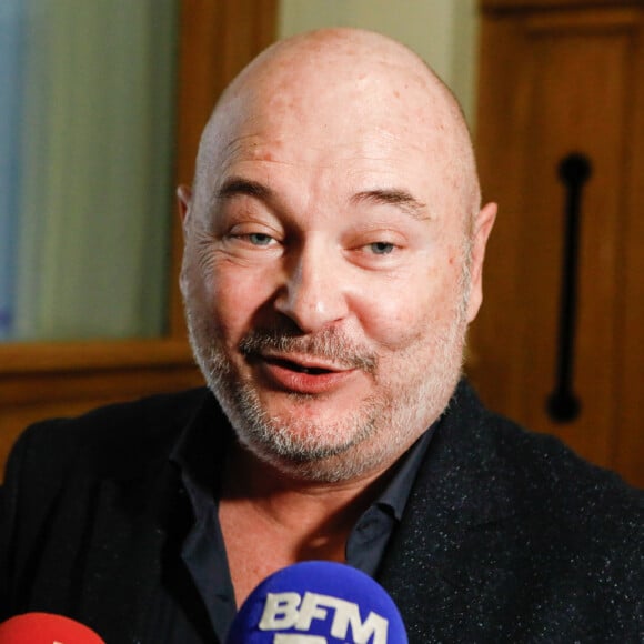 Suspendu de l'antenne après une enquête pour viol, Sébastien Cauet réclame en justice son retour sur NRJ au tribunal de commerce de Paris, France, le 18 mars 2028. L'animateur de radio a assigné la station en justice pour exiger son retour sur les ondes. L'animateur, suspendu depuis novembre dernier de l'antenne de NRJ, fait désormais l'objet d'au moins 5 plaintes pour viol ou agression sexuelle. © Christiophe Clovis/Bestimage