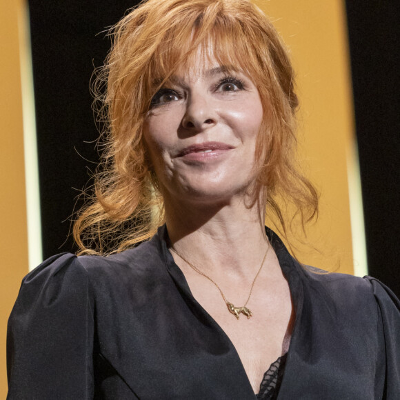 Ce n'est pas la première fois que Mylène Farmer s'engage dans la lutte contre le VIH. En 1987, elle avait pris la pose en couverture de VSD, pour promouvoir le port du préservatif.
Mylène Farmer - Cérémonie de clôture du 74e Festival International du Film de Cannes.