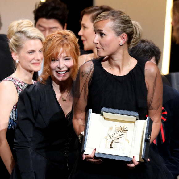 "Sa parole est rare, cela amplifie le message, explique le directeur de la communication du Sidaction. On prête plus l'oreille quand c'est la voix de Mylène Farmer qui dit quelque chose."
Julia Ducournau, Mylène Farmer - Cérémonie de clôture du 74e Festival International du Film de Cannes, le 17 juillet 2021. © Borde-Jacovides-Moreau/Bestimage