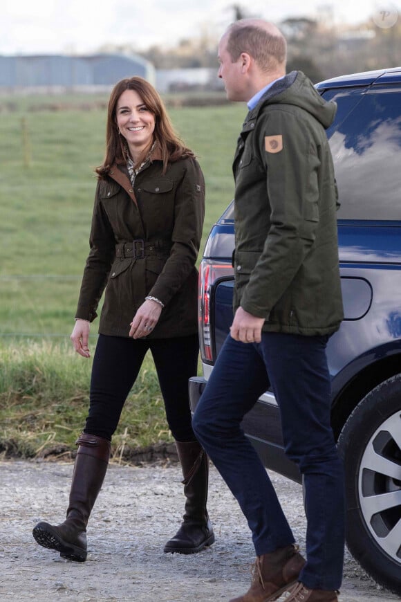 Le prince William et Catherine Kate Middleton lors d'une visite de la ferme Teagasc Research Farm dans le comté de Meath, Irlande.