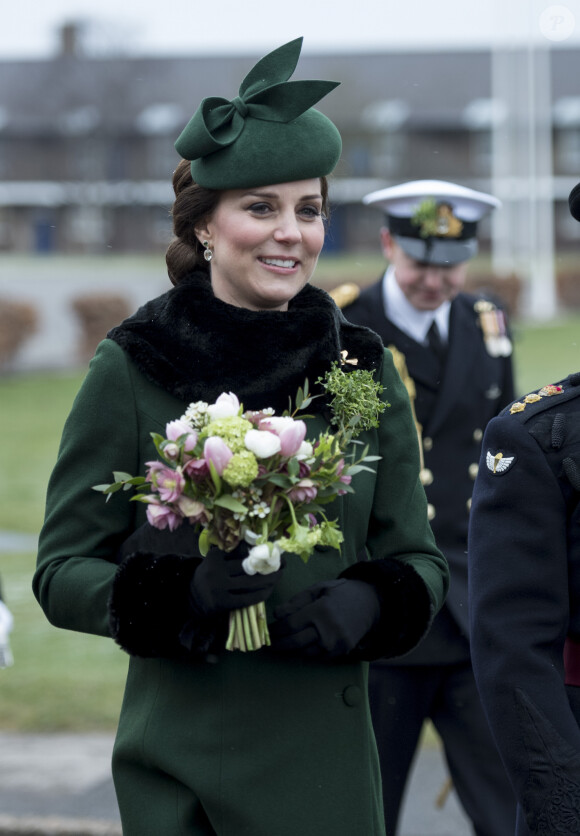 "Elle a toujours été forte et déterminée. C'est quelqu'un qui sait ce qu'elle veut. Elle n'est certainement pas du genre à se laisser marcher sur les pieds."
Le prince William et Kate Middleton lors de la parade de la Saint Patrick à Houslow en présence du premier bataillon des gardes irlandais le 17 mars 2018.
