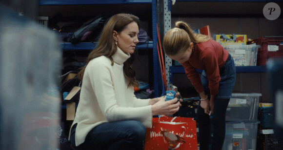 Kate Middleton et ses enfants aident à préparer des sacs-cadeaux de Noël pour des familles au seuil de la pauvreté.