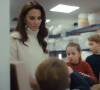Elle est actuellement en pleine période de convalescence et ce jusqu'à la fin des fêtes de Pâques.
Kate Middleton et ses enfants aident à préparer des sacs-cadeaux de Noël pour des familles au seuil de la pauvreté.