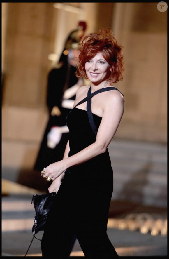 Elle était en chemin pour le Stade de France, le jour J, quand elle a appris que son concert était subitement annulé.
Mylène Farmer, en mars 2010, alors qu'elle se rend au dîner d'état en l'honneur du président Medvedev au palais de l'Elysée.