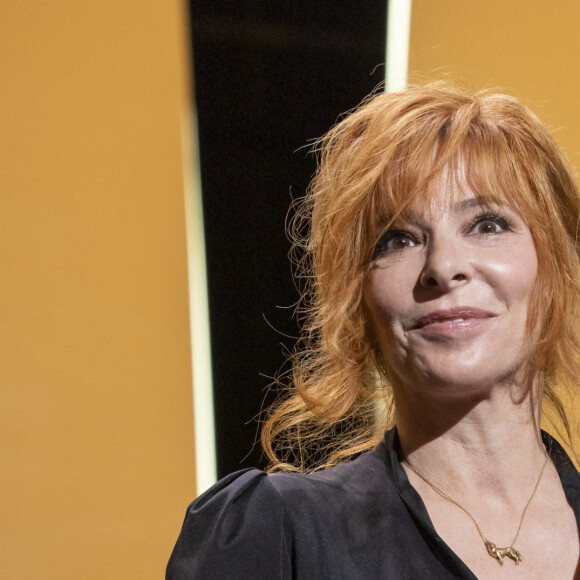 "Vertige absolu. Je ne pensais qu'au public déçu, désemparé. J'ai vécu un cauchemar éveillé. Cela reste un très mauvais souvenir, j'avoue. Heureusement, nous nous retrouvons bientôt."
Mylène Farmer - Cérémonie de clôture du 74e Festival International du Film de Cannes, le 17 juillet 2021. © Borde-Jacovides-Moreau/Bestimage
