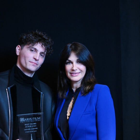 Ce n'est peut-être pas une évidence pour tout le monde, mais elle s'est tout de suite identifiée, reconnue en cette artiste si forte, si engagée.
Raphaël Quenard, Helena Noguerra - Cérémonie des Paris Films Critics Awards au Silencio à Paris le 4 février 2024. © Rachid Bellak/Bestimage