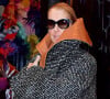 Considérablement diminuée par les symptômes du Syndrome de l'homme raide, Céline Dion semble être en pleine forme ces derniers temps.
Céline Dion porte un manteau surdimensionné JW Anderson à New York City, New York, Etats-Unis, le 6 mars 2020.