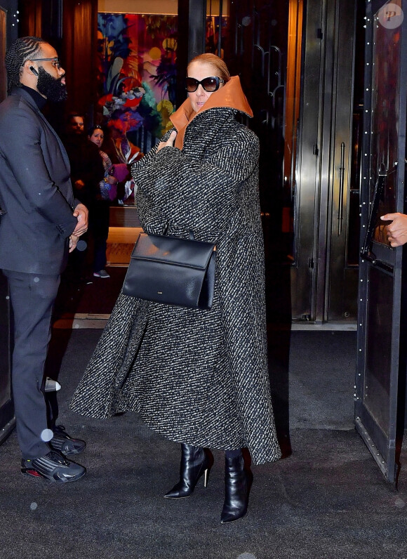 Considérablement diminuée par les symptômes du Syndrome de l'homme raide, Céline Dion semble être en pleine forme ces derniers temps.
Céline Dion porte un manteau surdimensionné JW Anderson à New York City, New York, Etats-Unis, le 6 mars 2020.