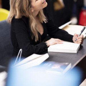 Rencontrer son public lui a fait énormément plaisir, d'autant plus qu'elle était soutenue ce soir-là par sa soeur Laurence
Exclusif - Tiphaine Auzière - Soirée littérature à la librairie Le Divan à Paris, animée par M.Carcassonne, et séance de dédicace du livre de Tiphaine Auzière "Assises" aux Editions Stock. Le 20 mars 2024 © Cyril Moreau / Bestimage 