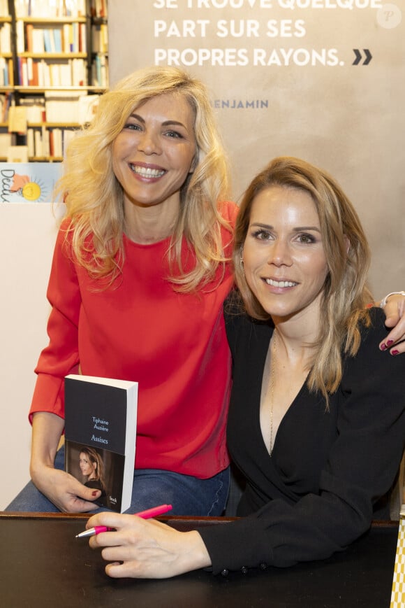 Les filles de Brigitte Macron ont pris la pose l'une à côté de l'autre, l'occasion de constater à quel point la ressemblance est saisissante 
Exclusif - Tiphaine Auzière et sa soeur Laurence Auzière-Jourdan - Soirée littérature à la librairie Le Divan à Paris, animée par M.Carcassonne, et séance de dédicace du livre de Tiphaine Auzière "Assises" aux Editions Stock. Le 20 mars 2024 © Cyril Moreau / Bestimage 