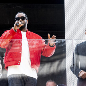 Le chanteur, musicien et producteur est accusé de trafic sexuel
Le maire de New York, Eric Adams remet la clé de la ville de New York au rappeur Sean Combs (Puff Daddy, Puffy, Diddy, P. Diddy) sur Times Square à New York City, New York, Etats-Unis, le 15 septembre 2023. © Michael Brochstein/ZUMA Press/Bestimage