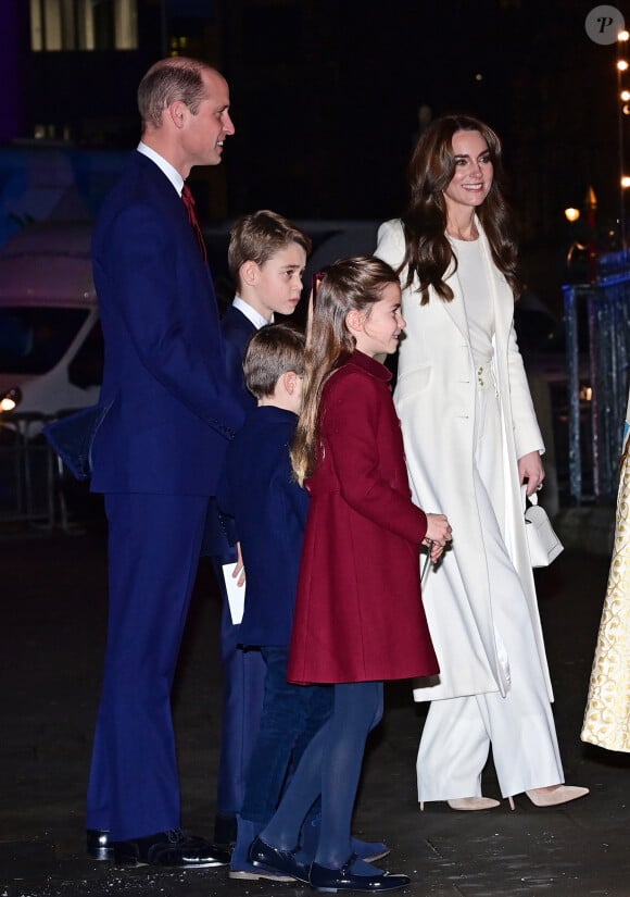 Le prince William, prince de Galles, et Catherine (Kate) Middleton, princesse de Galles, avec leurs enfants le prince George de Galles, la princesse Charlotte de Galles et le prince Louis de Galles arrivent au traditionnel concert de Noël "Together At Christmas" à l'abbaye de Westminster à Londres, Royaume Uni, le 8 décembre 2023.