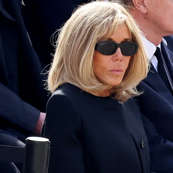 Brigitte Macron, Yves de Gaulle lors de l'hommage national pour l'amiral Philippe de Gaulle dans la cour d'honneur de l'Hôtel national des Invalides à Paris le 20 mars 2024. © Dominique Jacovides / Bestimage 