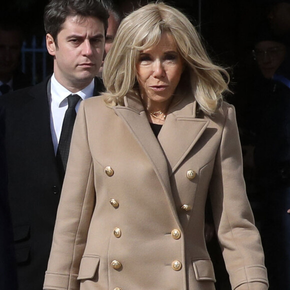 Quant à l'autre, elle est en cours, décision le 6 mars 2025.
Le Premier ministre, Gabriel Attal et la Première Dame, Brigitte Macron lors de la cérémonie publique de scellement de la loi constitutionnelle du 8 mars 2024 portant sur la liberté de recourir à l'interruption volontaire de grossesse (IVG), au ministère de la Justice, place Vendôme, à Paris, France, le 8 mars 2024. © Stéphane Lemouton/Bestimage