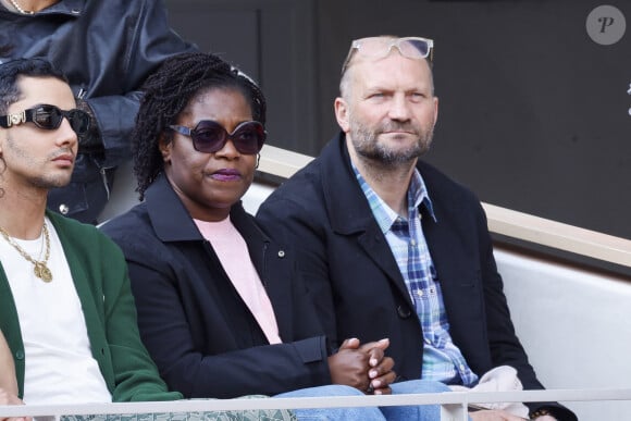 "Parce qu'il est très fort, il arrive à me soulever."
Claudia Tagbo et son compagnon - People dans les tribunes lors des Internationaux de France de Tennis de Roland Garros 2022 à Paris le 29 mai 2022. © Cyril Moreau/Bestimage 