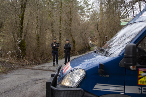 La découverte a été faite samedi 30 mars 2024 par une randonneuse
Route menant au Vernet bloquée par les gendarmes après la découverte d'ossements du petit Emile. Photo by Thibaut Durand/ABACAPRESS.COM