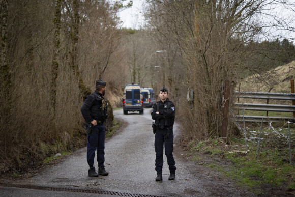 Elle se trouavit à 1 kilomètre, à vol d'oiseau, du Vernet
Route menant au Vernet bloquée par les gendarmes après la découverte d'ossements du petit Emile. Photo by Thibaut Durand/ABACAPRESS.COM