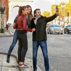 Exclusif - Rendez-vous avec Anthony Delon et ses filles Loup et Liv sur les Champs-Elysées à Paris, France, le 26 novembre 2017. © Philippe Doignon/Bestimage 