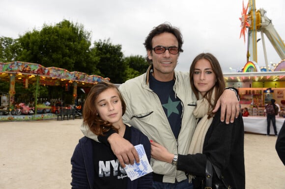 Anthony Delon avec ses filles Liv et Loup - Inauguration de la fete foraine des Tuileries a Paris le 28 juin 2013.