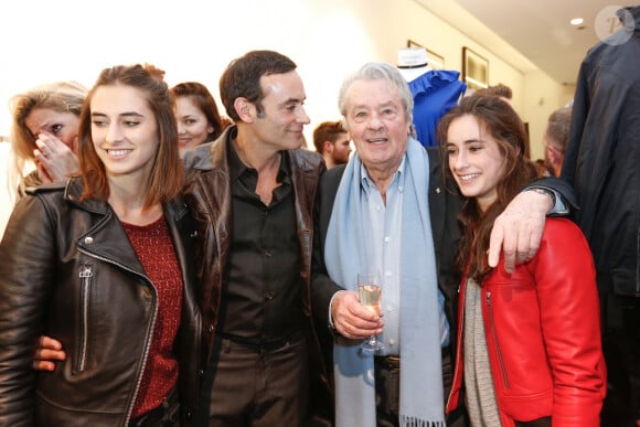 Exclusif -  Alain Delon avec ses petites filles Loup et Liv et son fils Anthony Delon - Lancement de la marque de vêtements de cuir "Anthony Delon 1985" chez Montaigne Market à Paris. Le 7 mars 2017 © Philippe Doignon / Bestimage 