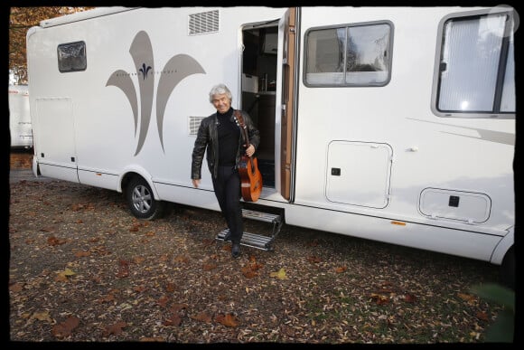 Exclusif - Prix spécial - no web - Paris, Camping du Bois de Boulogne. Daniel Guichard prend ses quartiers dans la Capitale à bord de son Camping Car Niesmann Bischoff. Il s' élancera en tournée dès le 9 janvier 2015 . Sur la photo : Daniel Guichard  no web : belgique et suisse