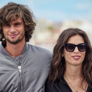Diego Le Fur et sa mère, la réalisatrice Maïwenn au photocall de "Jeanne du Barry" lors du 76ème Festival International du Film de Cannes, le 17 mai 2023. © Dominique Jacovides/Cyril Moreau/Bestimage
