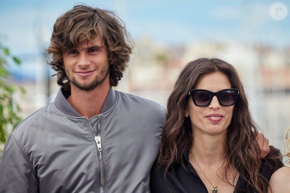 Diego Le Fur et sa mère, la réalisatrice Maïwenn au photocall de "Jeanne du Barry" lors du 76ème Festival International du Film de Cannes, le 17 mai 2023. © Dominique Jacovides/Cyril Moreau/Bestimage