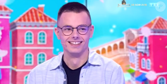 Mardi 2 avril, Emilien a débarqué avec une nouvelle coupe de cheveux sur le plateau de TF1.
Emilien, champion des "Douze coups de midi", affiche un nouveau look capillaire.