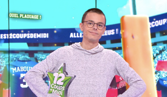 Emilien est maître de midi dans "Les 12 Coups de midi" sur TF1, avec Jean-Luc Reichmann.