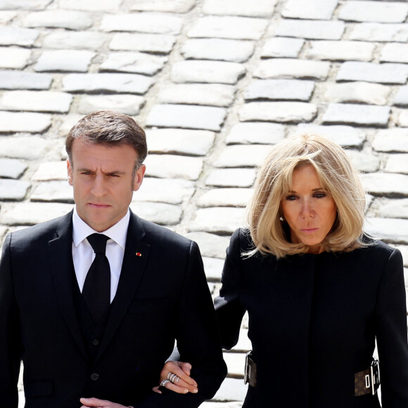 En tout cas, cela a du la changer de son quotidien ! 
Emmanuel Macron et sa femme Brigitte lors de l'hommage national pour l'amiral Philippe de Gaulle dans la cour d'honneur de l'Hôtel national des Invalides à Paris le 20 mars 2024. © Dominique Jacovides / Bestimage 