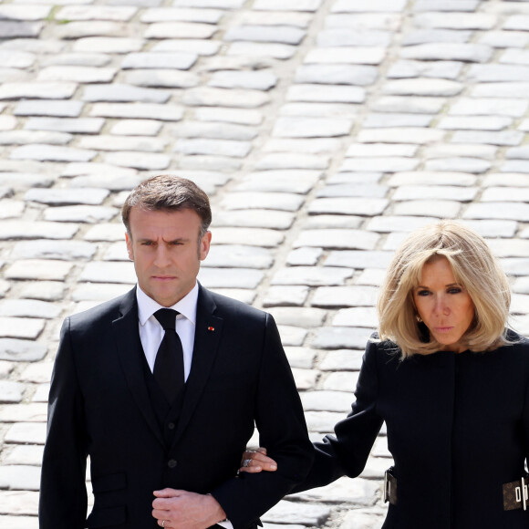 Emmanuel Macron et sa femme Brigitte lors de l'hommage national pour l'amiral Philippe de Gaulle dans la cour d'honneur de l'Hôtel national des Invalides à Paris le 20 mars 2024. © Dominique Jacovides / Bestimage 