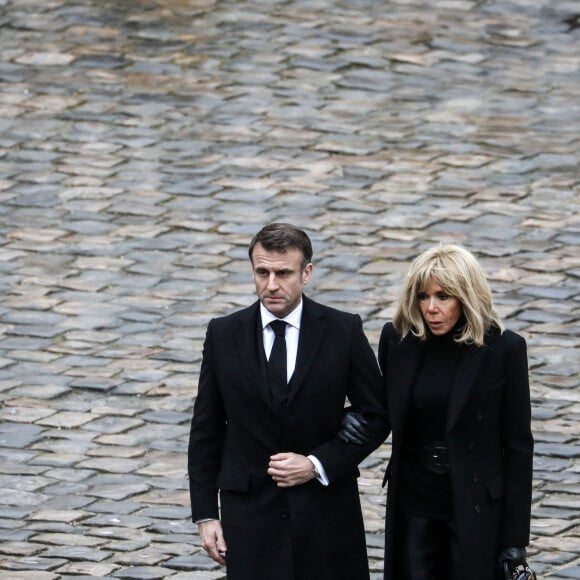 Le président français, Emmanuel Macron et sa femme la Première Dame Brigitte Macron lors de la cérémonie d'hommage aux victimes françaises des attaques terroristes du 7 octobre en Israël, dans la cour des Invalides, à Paris, France, le 7 février 2024. © Stéphane Lemouton/Bestimage 