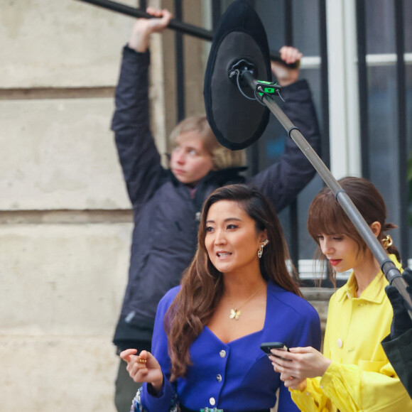 Première apparition de l'actrice Ashley Park, depuis son hospitalisation pour un choc septique, pendant le tournage de la saison 4 de série Netflix "Emily in Paris" avec la co-star Lily Collins dans les rues de Paris, France, le 16 février 2024. L'interprète de Mindy Chen est tombée gravement malade pendant ses vacances de fin d'année aux Maldives. Elle a été en convalescence à Paris avant de reprendre le tournage de la série. 