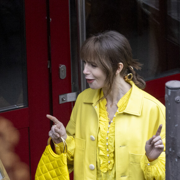 Lily Collins sur le tournage de la saison 4 de série Netflix "Emily in Paris" devant le restaurant L'Esprit de Gigi à Paris, France, le 16 février 2024. 