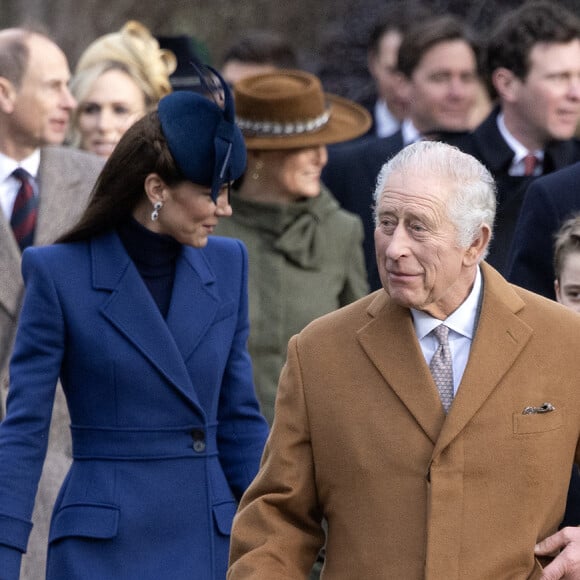 Kate Middleton et le roi Charles se sont rapprochés depuis qu'ils sont tous les deux atteints d'un cancer
Le roi Charles III d'Angleterre et Camilla Parker Bowles, reine consort d'Angleterre, le prince William, prince de Galles, et Catherine (Kate) Middleton, princesse de Galles, avec leurs enfants le prince George de Galles, la princesse Charlotte de Galles et le prince Louis de Galles - Messe de Noël à Sandringham