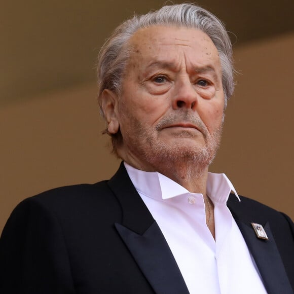 Par le tribunal de Montargis.
Alain Delon - Montée des marches du film "A Hidden Life" lors du 72ème Festival International du Film de Cannes. Le 19 mai 2019 © Jacovides-Moreau / Bestimage 