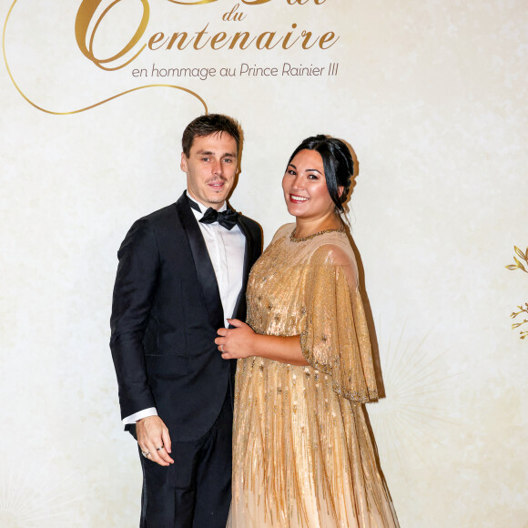 Louis Ducruet et sa femme Marie Ducruet au photocall du Bal du Centenaire en hommage au Prince Rainier III à l'atrium du Casino de Monte-Carlo à Monaco, le 20 octobre 2023. © Jean-Charles Vinaj/Pool Monaco/Bestimage 