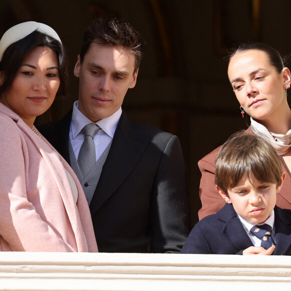 Louis Ducruet et sa femme Marie Chevallier, Pauline Ducruet et Raphaël Elmaleh - La famille princière au balcon du palais lors de la Fête Nationale de la principauté de Monaco le 19 novembre 2022. © Dominique Jacovides / Bruno Bebert / Bestimage 