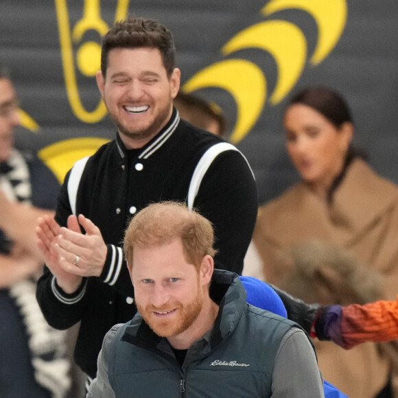 Le prince Harry, duc de Sussex et Meghan Markle, duchesse de Sussex, se joignent participent à un entraînement de curling aux Invictus Games Vancouver Whistler 2025, au Hillcrest Community Centre, Vancouver, Colombie-Britannique, Canada, le 16 février 2024. 