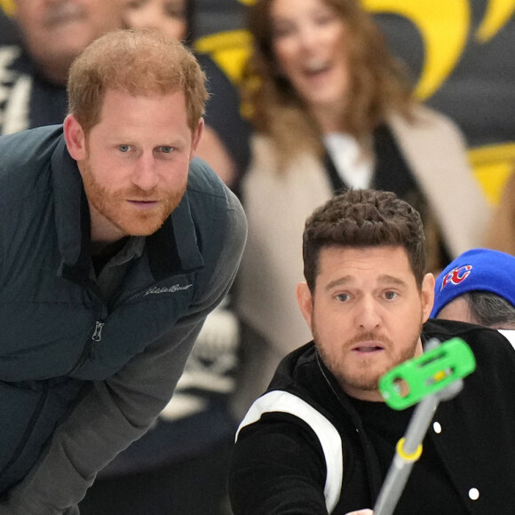 Le prince Harry, duc de Sussex et Meghan Markle, duchesse de Sussex, se joignent participent à un entraînement de curling aux Invictus Games Vancouver Whistler 2025, au Hillcrest Community Centre, Vancouver, Colombie-Britannique, Canada, le 16 février 2024. 