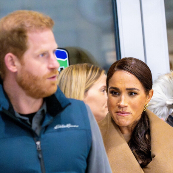 "C'était très bizarre. Le prince Harry a écrit : 'Elle est anglaise, plus âgée et ça a eu lieu dans le Gloucestershire'. Les gens ont immédiatement pensé à 'Ca doit être Elizabeth'. C'était absurde et ridicule." C'est Meghan qui va être contente !
Le prince Harry et Meghan Markle lors des préparations aux Invictus Games 2025 à Vancouver au Canada