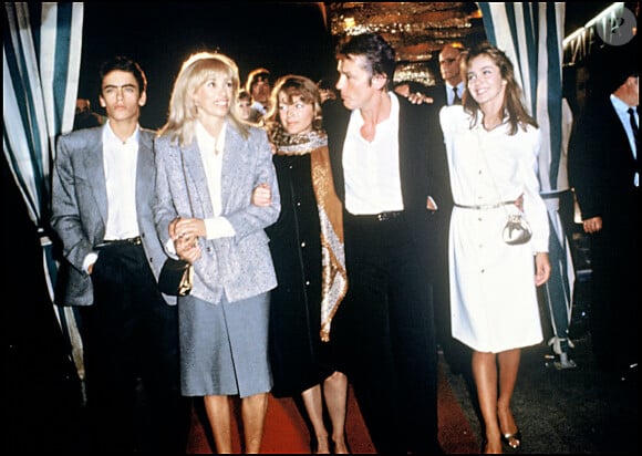 Alain Delon et Anne Parillaud, Anthony Delon, Mireille Darc et Romy Schneider lors de la première du film "Pour la peau d'un flic".