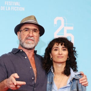 La première rencontre d'Eric Cantona avec le père de Rachida Brakni. 
Eric Cantona et Rachida Brakni - Photocall de la série "Brigade anonyme" lors de la 25ème édition du Festival de la fiction de la Rochelle le 13 septembre 2023. © Denis Guignebourg / Bestimage 