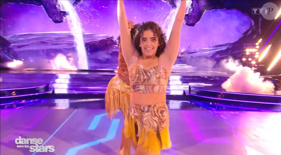 Après une belle prestation, l'humoriste a filé en coulisses et n'est plus revenue sur le plateau de DALS.
Inès Reg renversante dans "Danse avec les stars", TF1.