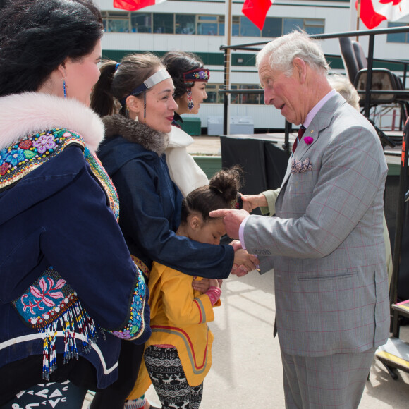 Ils ont toutefois chaleureusement salué les participantes
Charles et Camilla lors de la cérémonie officielle de bienvenue au Canada à l'Assemblée législative du Nunavuten, dans le cadre de leur voyage officiel au Canada, le 29 juin 2017.