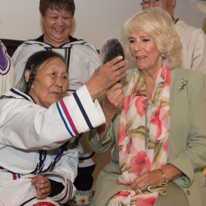 et oeuvré pour le meilleur des relations canado-britanniques
Camilla lors de la cérémonie officielle de bienvenue au Canada à l'Assemblée législative du Nunavuten, dans le cadre de leur voyage officiel au Canada, le 29 juin 2017.