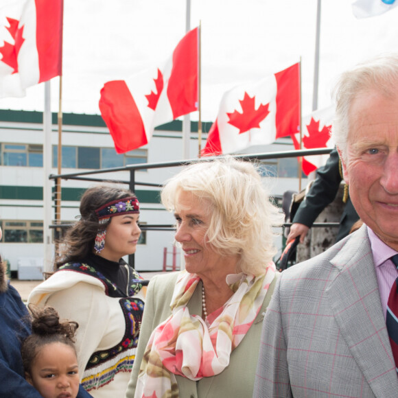 Charles et Camilla lors de la cérémonie officielle de bienvenue au Canada à l'Assemblée législative du Nunavuten, dans le cadre de leur voyage officiel au Canada, le 29 juin 2017.