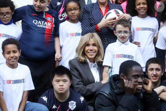 Brigitte Macron lors de la visite de l'Institut médico-éducatif Léonce Malécot, de l'association "Les Papillons Blancs de la Colline", à Saint-Cloud dans les Hauts-de-Seine dans le cadre de la Semaine Olympique et Paralympique 2024, le 3 avril 2024. © Stéphane Lemouton / Bestimage 