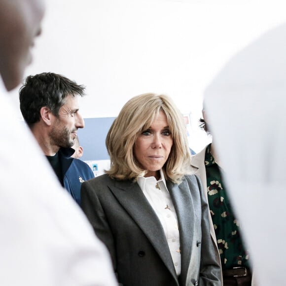 Tony Estanguet, président de Paris 2024, Brigitte Macron lors de la visite de l'Institut médico-éducatif Léonce Malécot, de l'association "Les Papillons Blancs de la Colline", à Saint-Cloud dans les Hauts-de-Seine dans le cadre de la Semaine Olympique et Paralympique 2024, le 3 avril 2024. © Stéphane Lemouton / Bestimage 